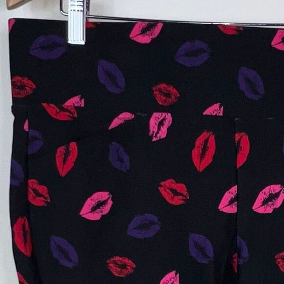 Torrid Lip Print Pixie Pant - Picture 3 of 13